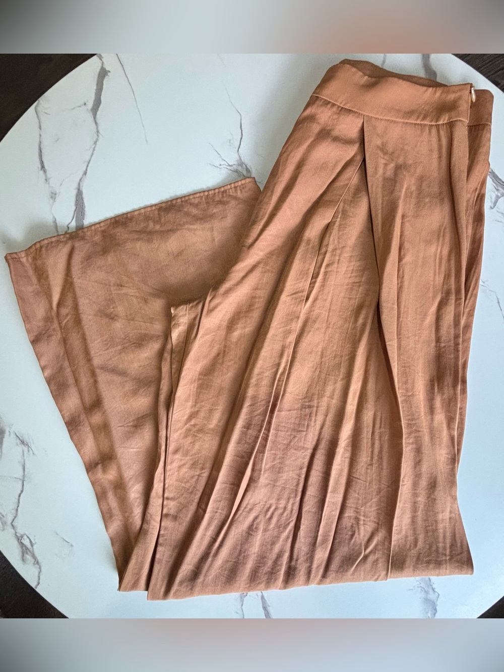 ✨NWT Milk & Honey size Medium high-rise trousers feature a wide-leg silhouette